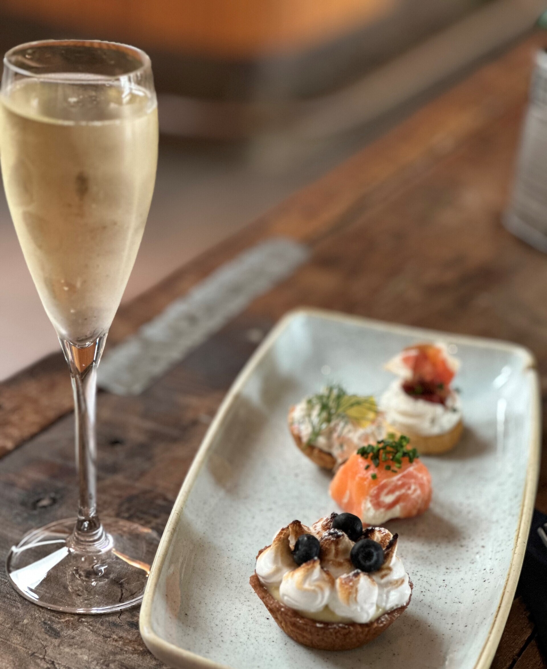 Lyxfika en citrontartelett, tre kanapéer