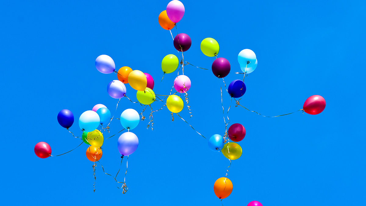 Ballonger på blå himmel